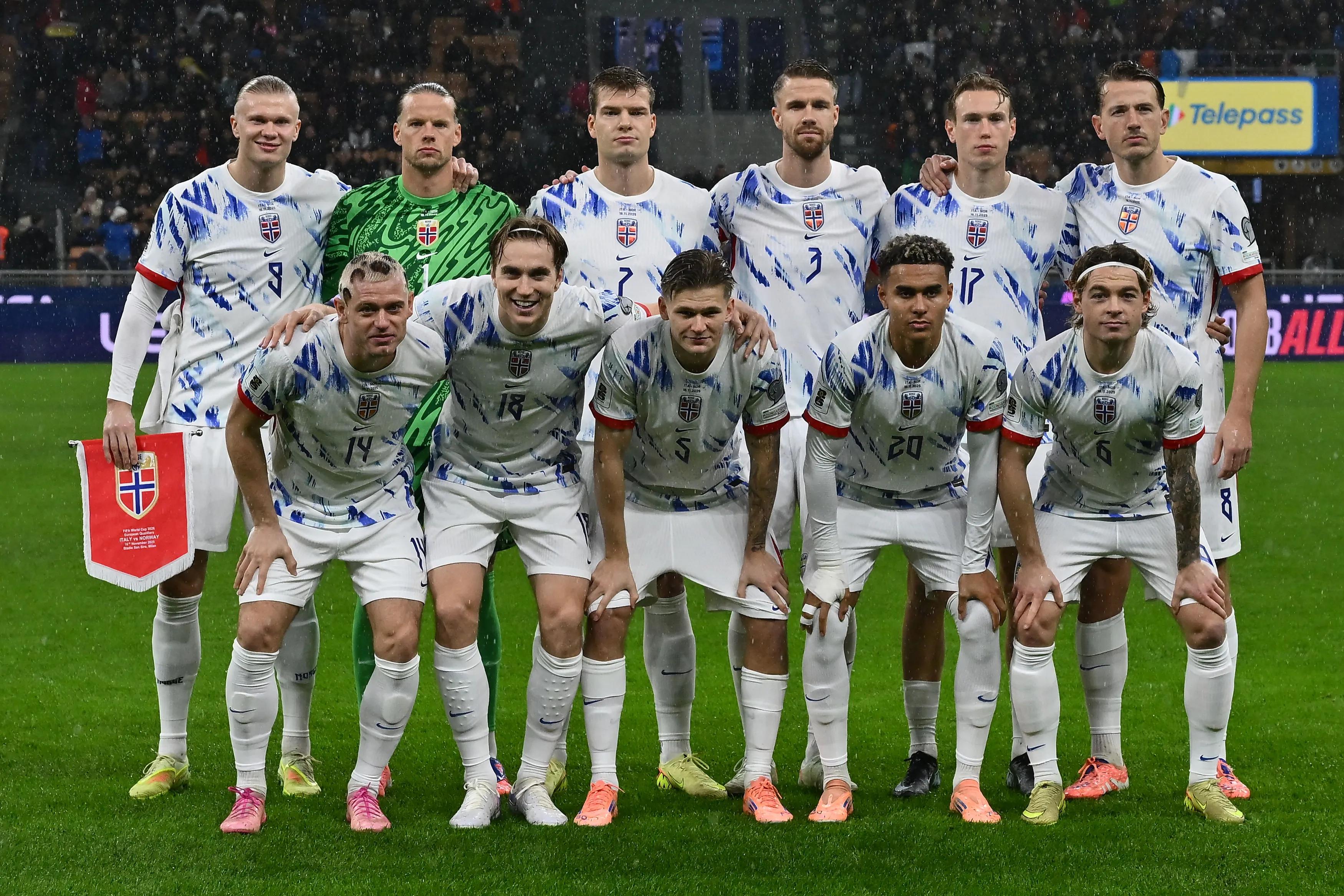 2025 年 11 月 16 日，在意大利米蘭圣西羅體育場舉行的 FIFA 2026 年世界杯預選賽第 10 輪意大利隊與挪威隊之間的比賽中，挪威球員合影留念。（攝影：Domenico）