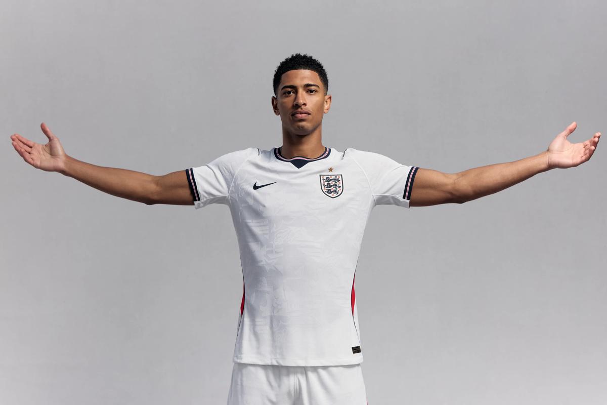 英國特倫特河畔伯頓 - 3 月 28 日：裘德·貝林厄姆于 2026 年 3 月 28 日在英國特倫特河畔伯頓的圣喬治公園舉行的英格蘭男子 2026 年球衣發(fā)…｜2026世界杯