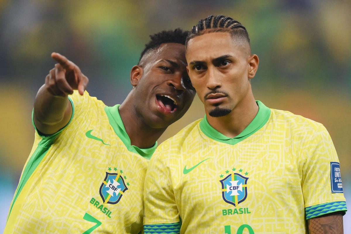 巴西薩爾瓦多 - 11 月 19 日：巴西球員維尼修斯和拉菲尼亞在 2026 年 FIFA 世界杯南美預(yù)選賽巴西隊(duì)和烏拉圭隊(duì)在豐特諾體育場舉行的比賽前排隊(duì)時(shí)交談