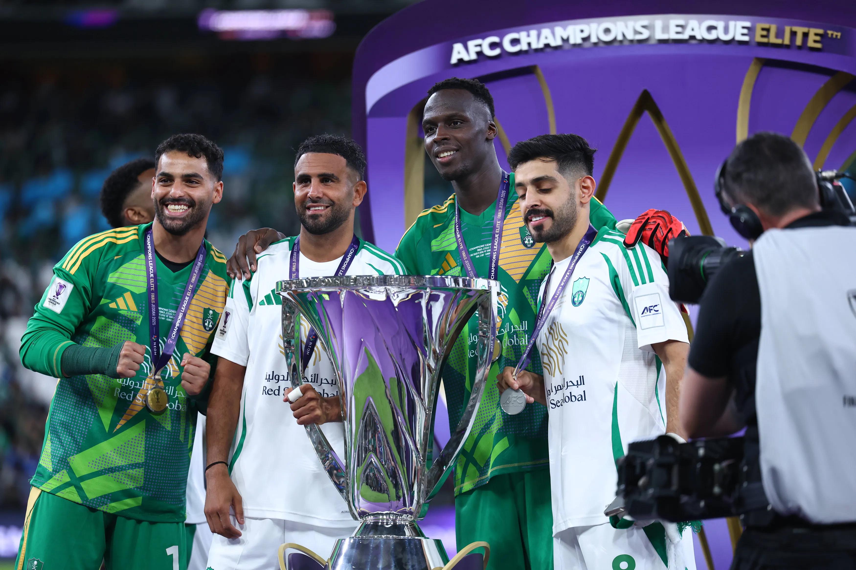 AL-Ahli FC 對陣川崎前鋒 - 亞冠聯(lián)賽精英決賽沙特阿拉伯吉達(dá) - 5 月 3 日：AL-Ahli FC 隊的愛德華·門迪 、里亞德·馬赫雷斯 、Su…｜2026世界杯
