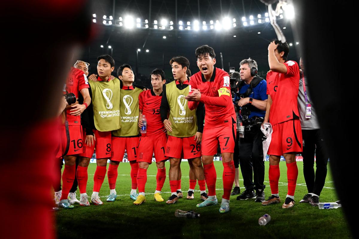卡塔爾阿爾拉延 - 12 月 2 日：2022 年卡塔爾世界杯韓國(guó)隊(duì)與葡萄牙隊(duì)在 Educa 舉行的 H 組比賽中，韓國(guó)隊(duì)的 Heungmin Son 在 2-1 獲勝后與隊(duì)友交談